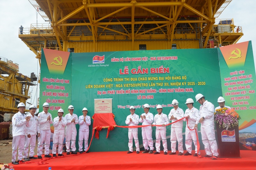 Gắn biển chào mừng Đại hội Đảng bộ Vietsovpetro XII tại Dự án mỏ Kình Ngư Trắng – Kình Ngư Trắng Nam