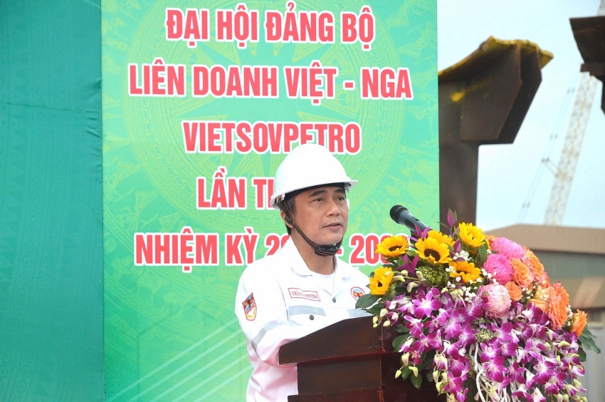 Gắn biển chào mừng Đại hội Đảng bộ Vietsovpetro XII tại Dự án mỏ Kình Ngư Trắng – Kình Ngư Trắng Nam