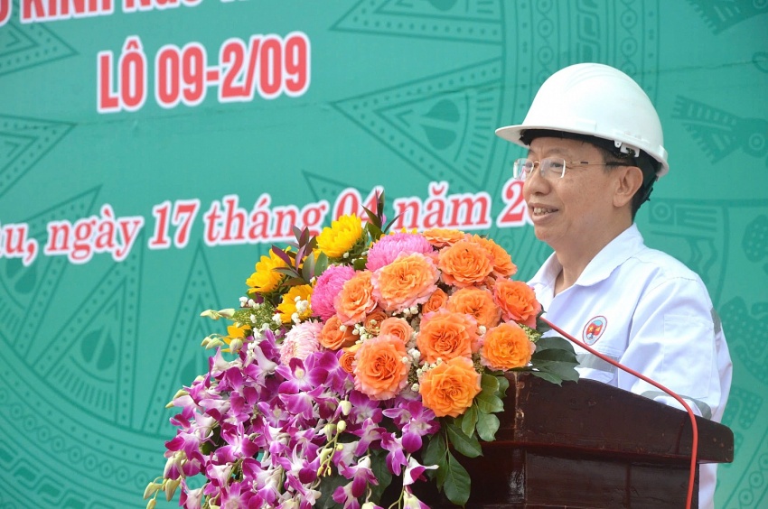 Gắn biển chào mừng Đại hội Đảng bộ Vietsovpetro XII tại Dự án mỏ Kình Ngư Trắng – Kình Ngư Trắng Nam