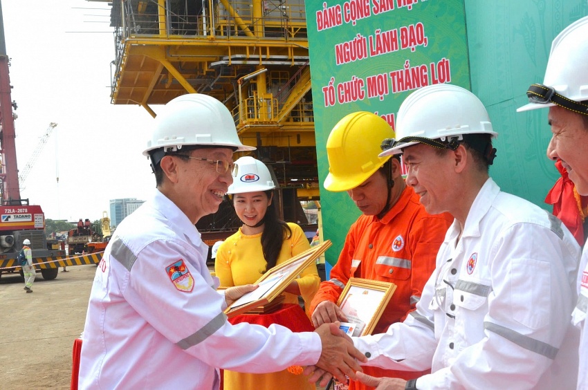 Gắn biển chào mừng Đại hội Đảng bộ Vietsovpetro XII tại Dự án mỏ Kình Ngư Trắng – Kình Ngư Trắng Nam