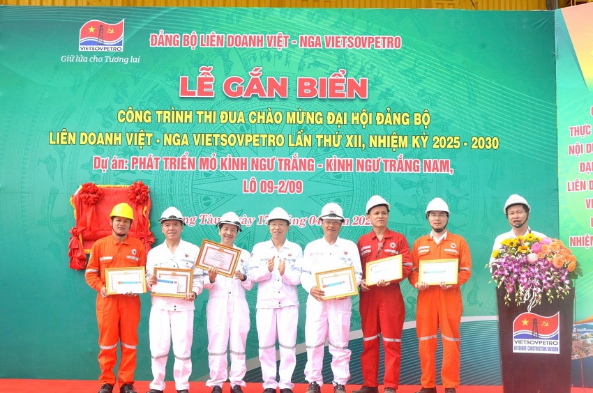 Gắn biển chào mừng Đại hội Đảng bộ Vietsovpetro XII tại Dự án mỏ Kình Ngư Trắng – Kình Ngư Trắng Nam