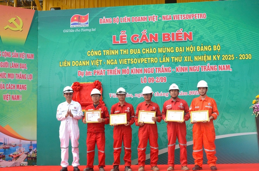 Gắn biển chào mừng Đại hội Đảng bộ Vietsovpetro XII tại Dự án mỏ Kình Ngư Trắng – Kình Ngư Trắng Nam