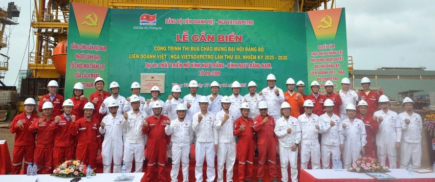 Gắn biển chào mừng Đại hội Đảng bộ Vietsovpetro XII tại Dự án mỏ Kình Ngư Trắng – Kình Ngư Trắng Nam