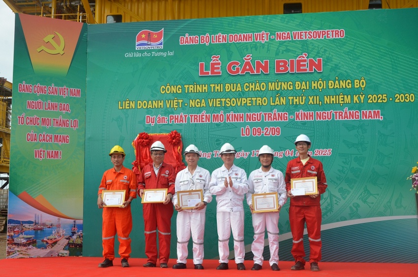 Gắn biển công trình thi đua Dự án phát triển mỏ Kình Ngư Trắng – Kình Ngư Trắng Nam