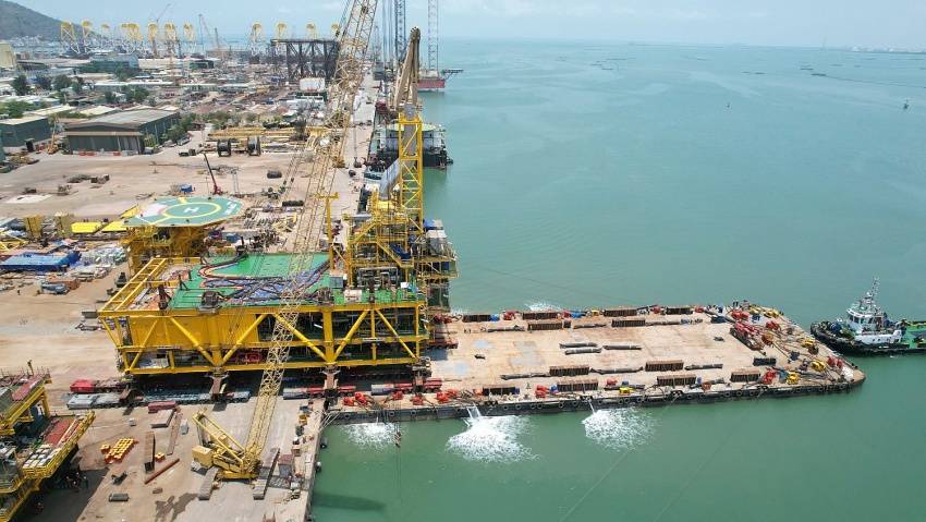 Gắn biển chào mừng Đại hội Đảng bộ Vietsovpetro XII tại Dự án mỏ Kình Ngư Trắng – Kình Ngư Trắng Nam