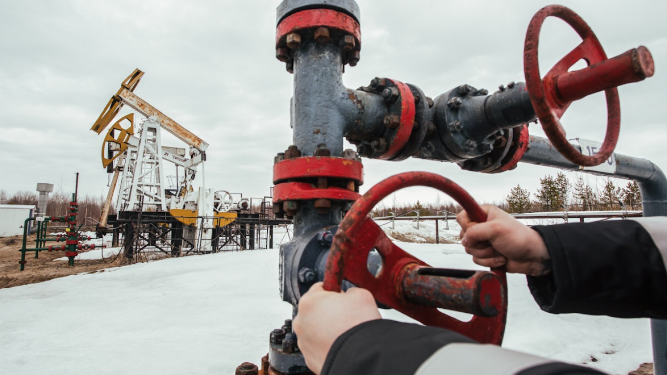 Rosneft đẩy mạnh đầu tư dầu khí giữa lúc thế giới thắt chặt chi tiêu