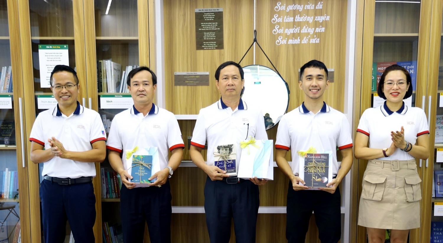 Tặng sách cho người lao động Tặng sách cho người lao động