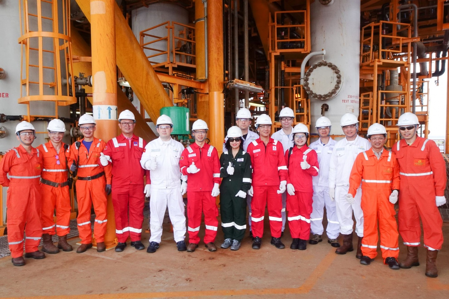 Đoàn công tác cùng cán bộ kỹ sư trên giàn Rồng Đôi