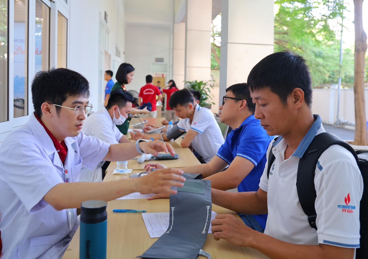 Người tham gia hiến máu được khám và tư vấn sức khỏe