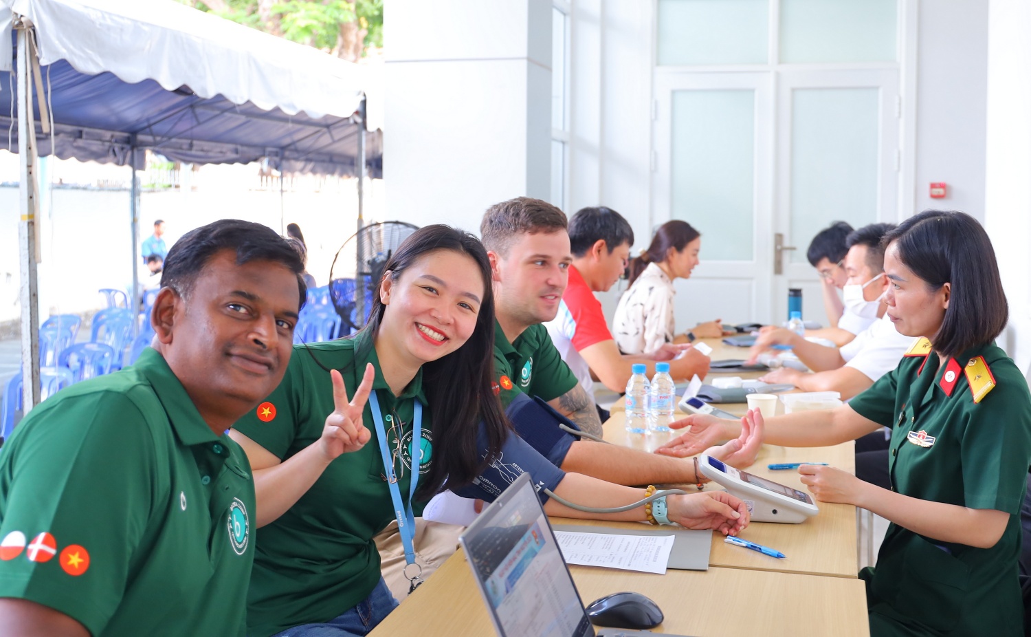 Các bạn trẻ nước ngoài cũng tham gia chung sức