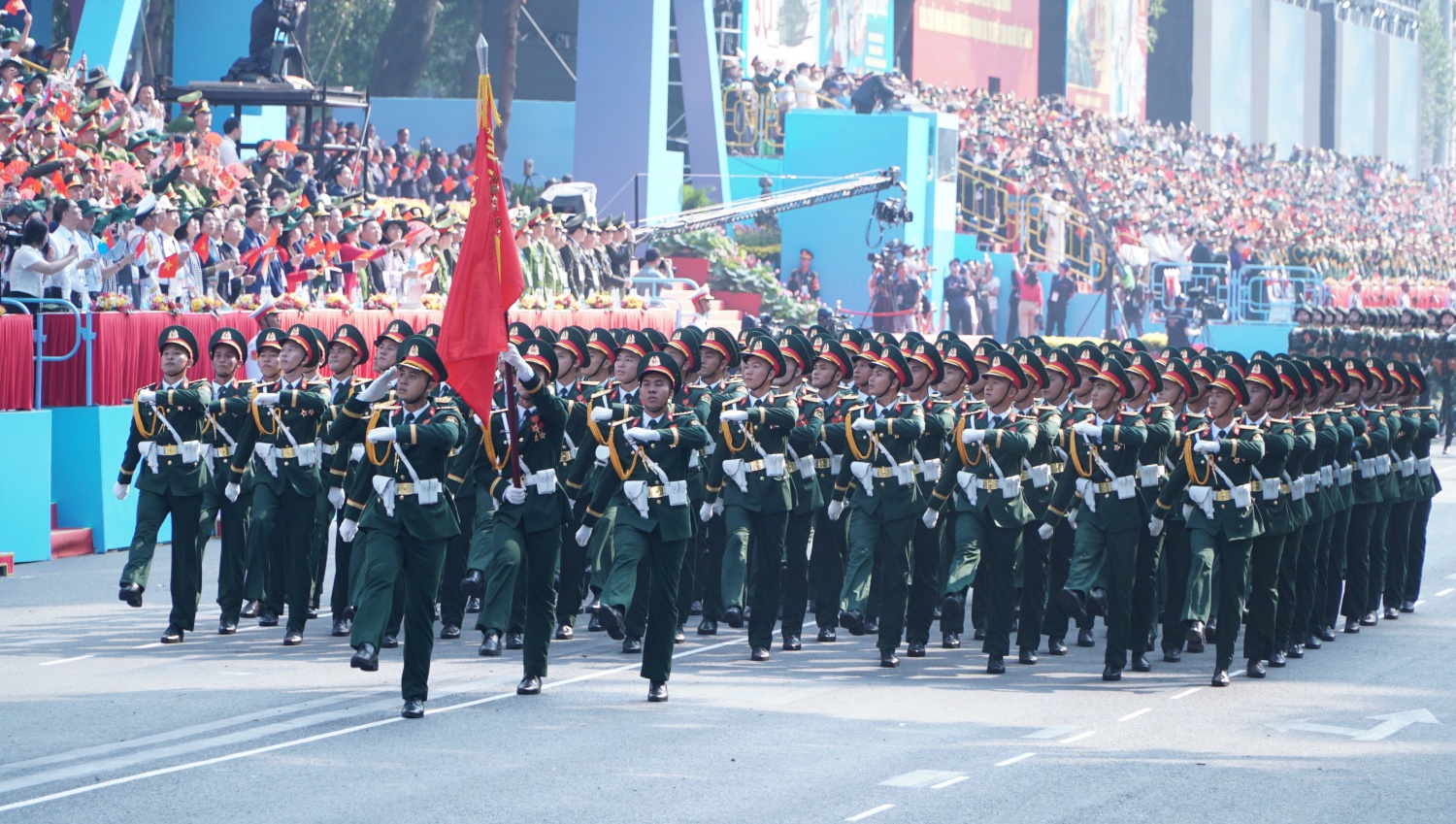 Lễ diễu binh, diễu hành kỷ niệm 50 năm thống nhất đất nước diễn ra trọng thể