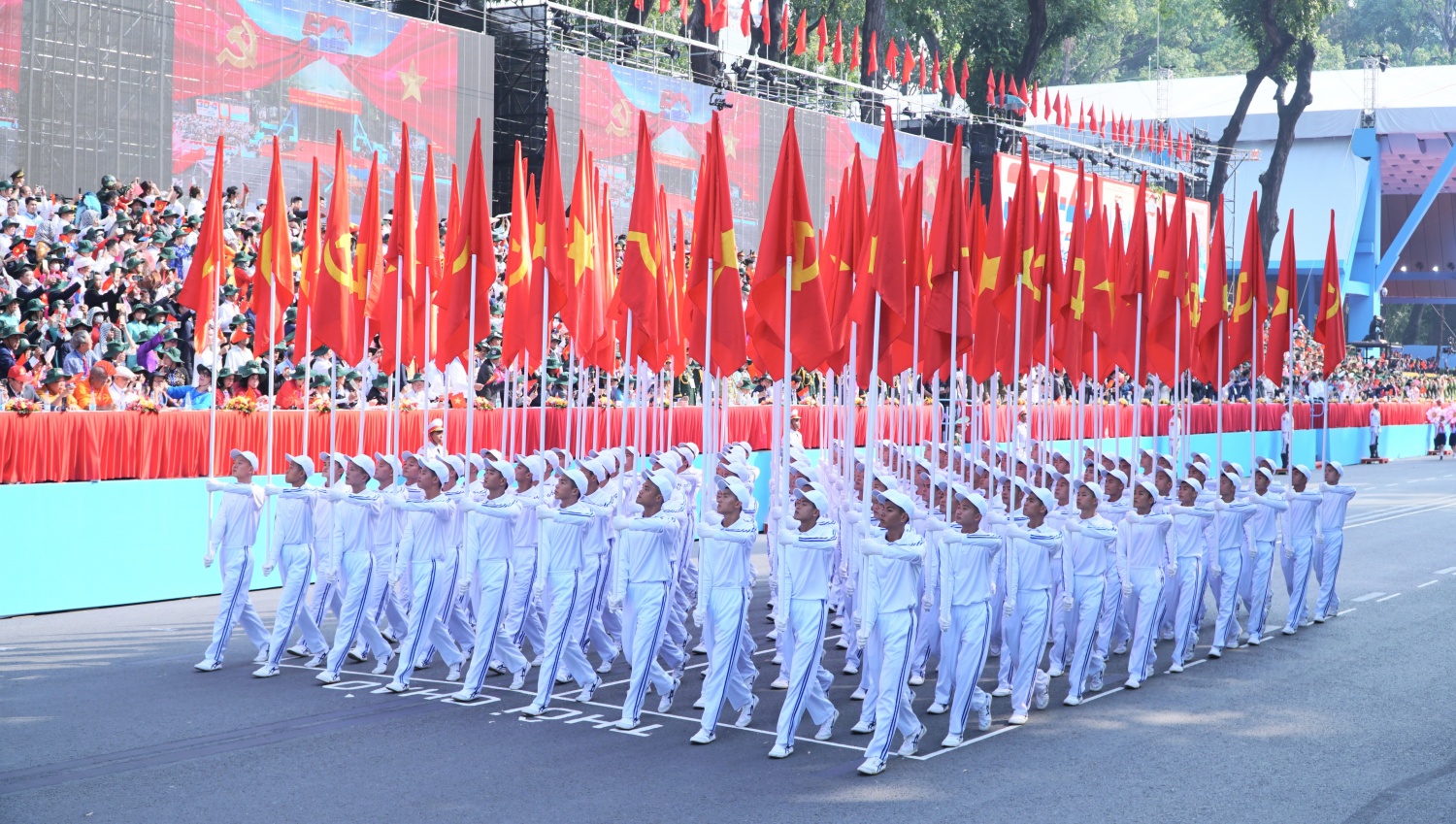 Lễ diễu binh, diễu hành kỷ niệm 50 năm thống nhất đất nước diễn ra trọng thể