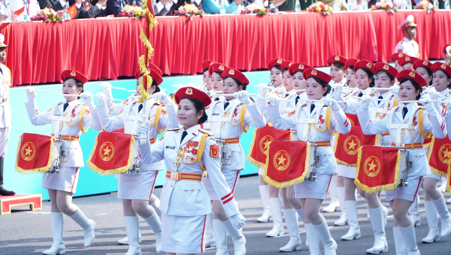 Lễ diễu binh, diễu hành kỷ niệm 50 năm thống nhất đất nước diễn ra trọng thể
