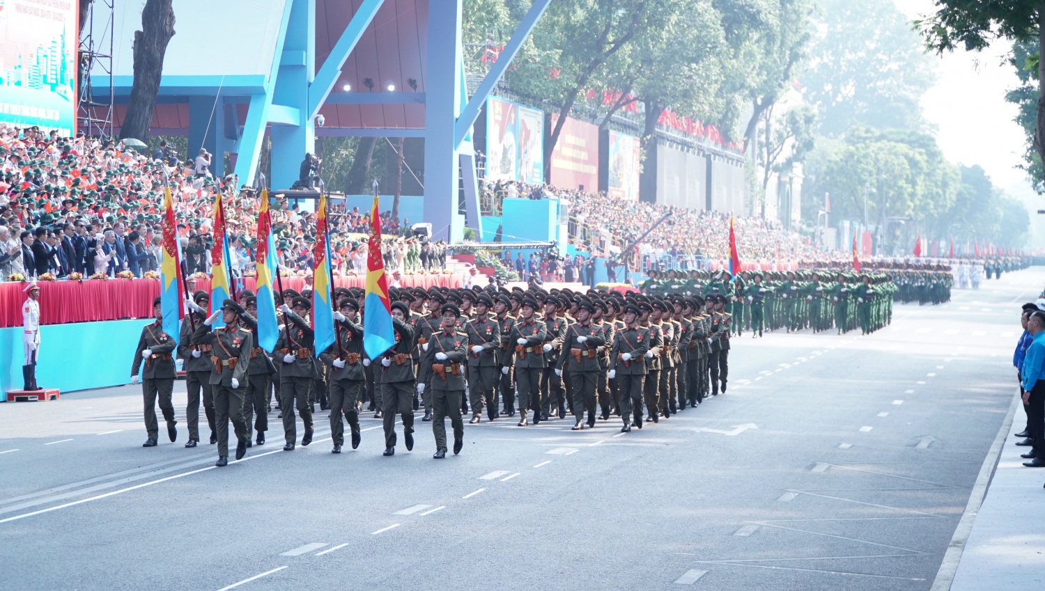 Lễ diễu binh, diễu hành kỷ niệm 50 năm thống nhất đất nước diễn ra trọng thể