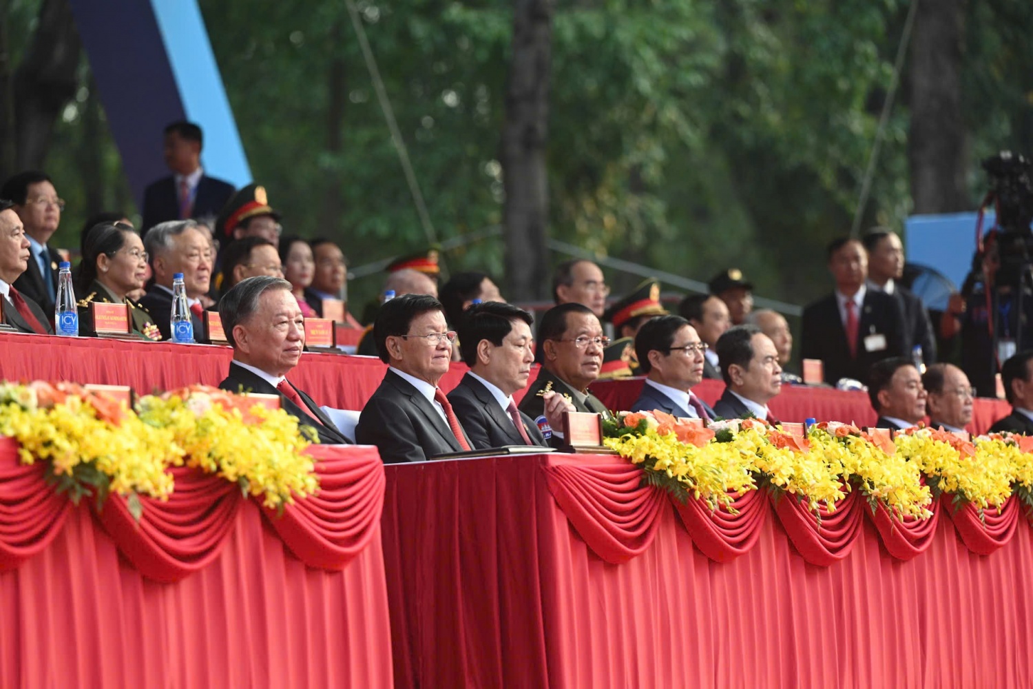 Lễ diễu binh, diễu hành kỷ niệm 50 năm thống nhất đất nước diễn ra trọng thể Lễ diễu binh, diễu hành kỷ niệm 50 năm thống nhất đất nước diễn ra trọng thể