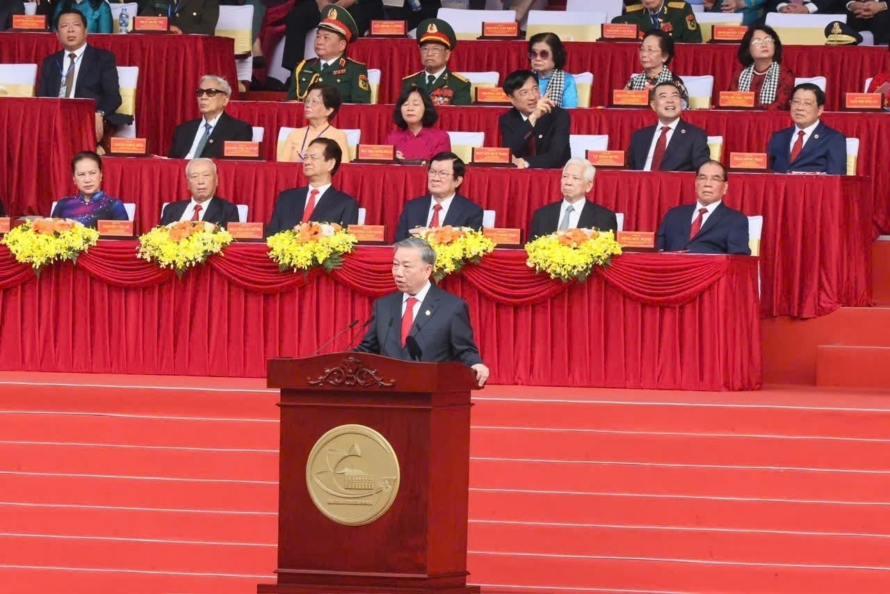 Lễ diễu binh, diễu hành kỷ niệm 50 năm thống nhất đất nước diễn ra trọng thể Lễ diễu binh, diễu hành kỷ niệm 50 năm thống nhất đất nước diễn ra trọng thể