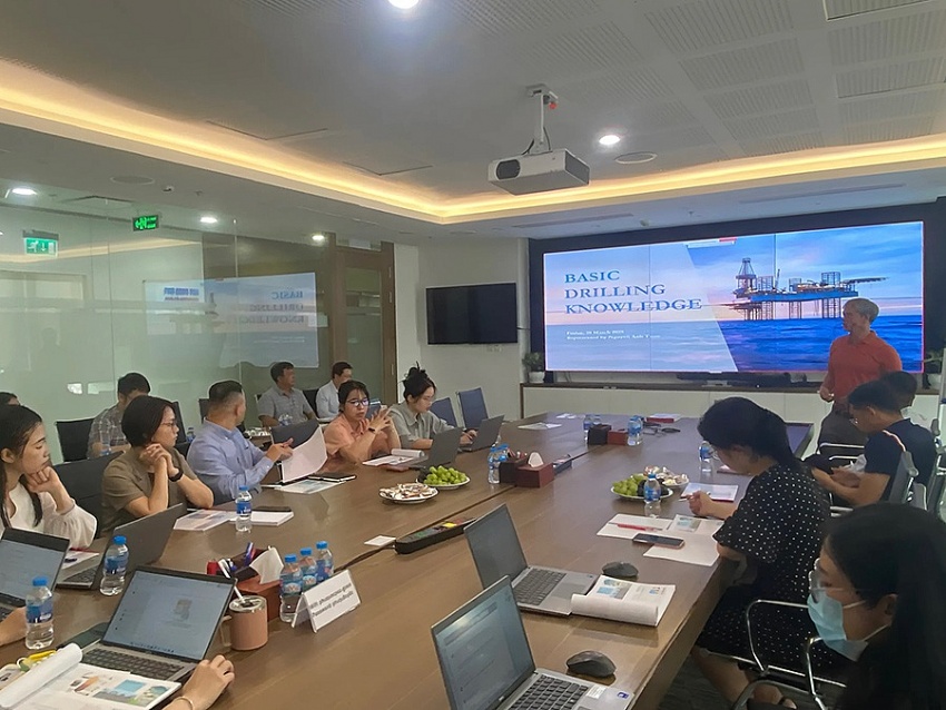 Đảng bộ PQPOC đẩy mạnh xây dựng văn hóa học tập, hướng tới xây dựng đội ngũ bản lĩnh, chuyên nghiệp Đảng bộ PQPOC đẩy mạnh xây dựng văn hóa học tập, hướng tới xây dựng đội ngũ bản lĩnh, chuyên nghiệp