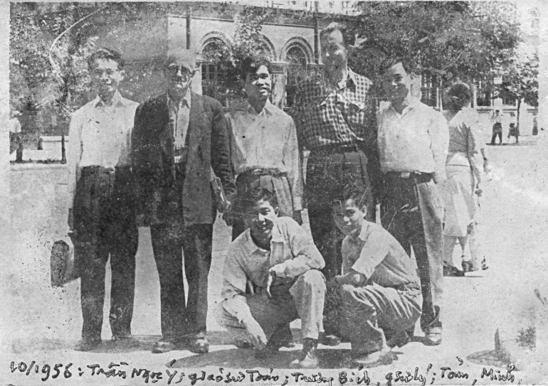 Nhóm lưu học sinh Việt Nam sang Rumani tháng 8/1956 cùng 2 giáo sư Đại học Tổng hợp Bucarest dạy bổ túc Toán, Lý, chương trình Trung học phổ thông (Từ trái sang phải: Người ngồi: Nguyễn Hữu Thuận (Y khoa Bucarest, nay sống ở Rumani); Nguyễn Hoàng Minh (Đại học Mỏ Petrosani); người đứng: Trần Ngọc Ý (Khoa Hóa, Đại học Bách khoa Bucarest); Trương Văn Bích (Đại học Mỏ Petrosani); Trần Ngọc Toản (Đại học Dầu mỏ, Khí đốt và Địa chất Bucarest).