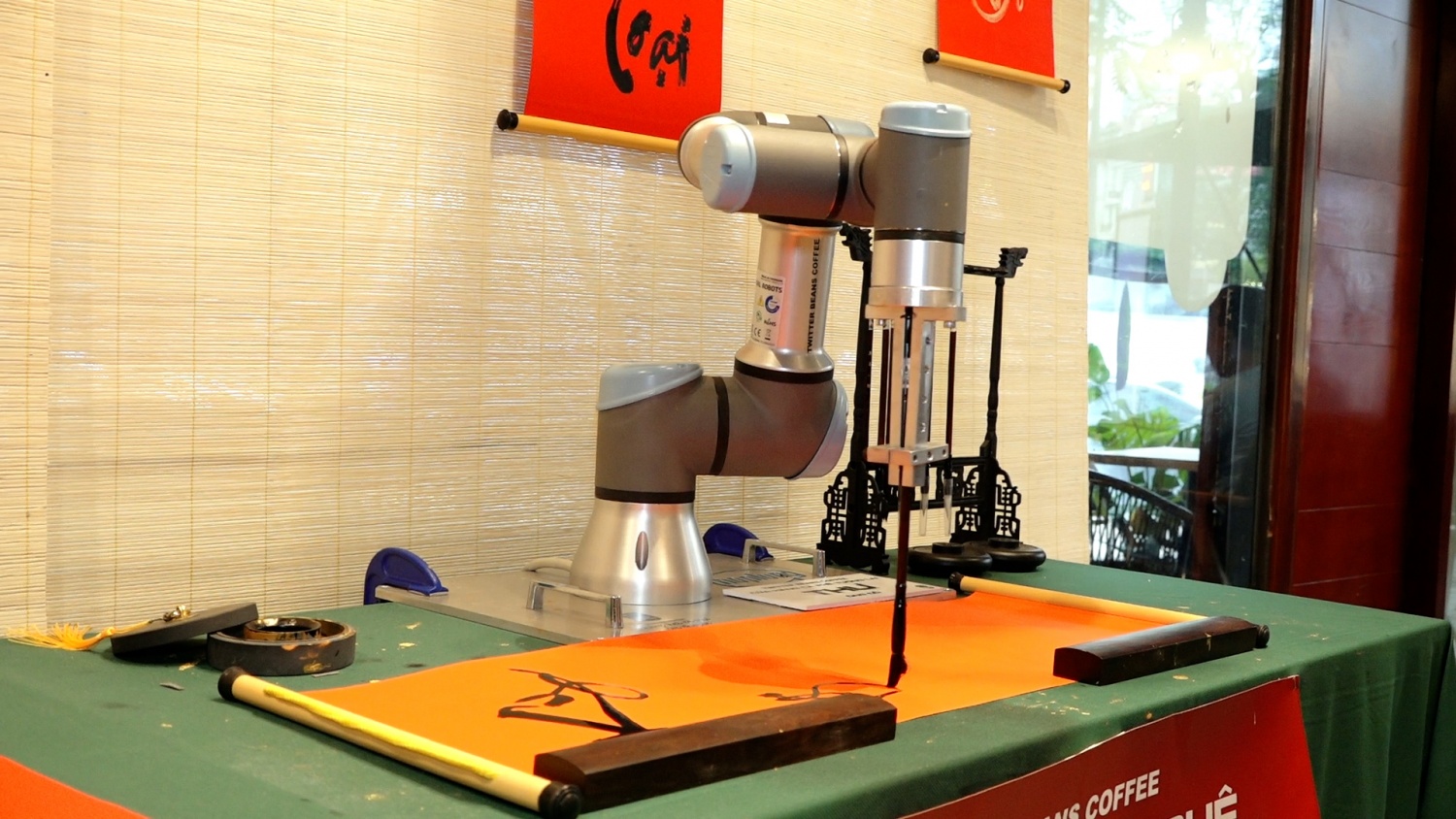 Độc đáo quán cà phê dùng robot phục vụ tại Hà Nội Hà Nội: Khách hàng thích thú khi được robot phục vụ đồ uống, chụp ảnh check-in