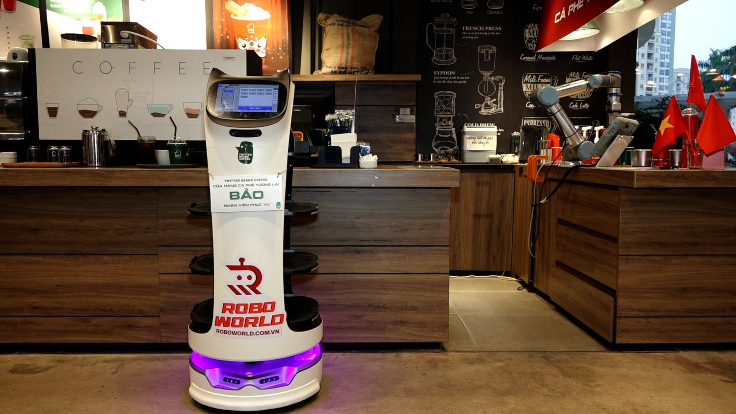 Độc đáo quán cà phê dùng robot phục vụ tại Hà Nội Hà Nội: Khách hàng thích thú khi được robot phục vụ đồ uống, chụp ảnh check-in