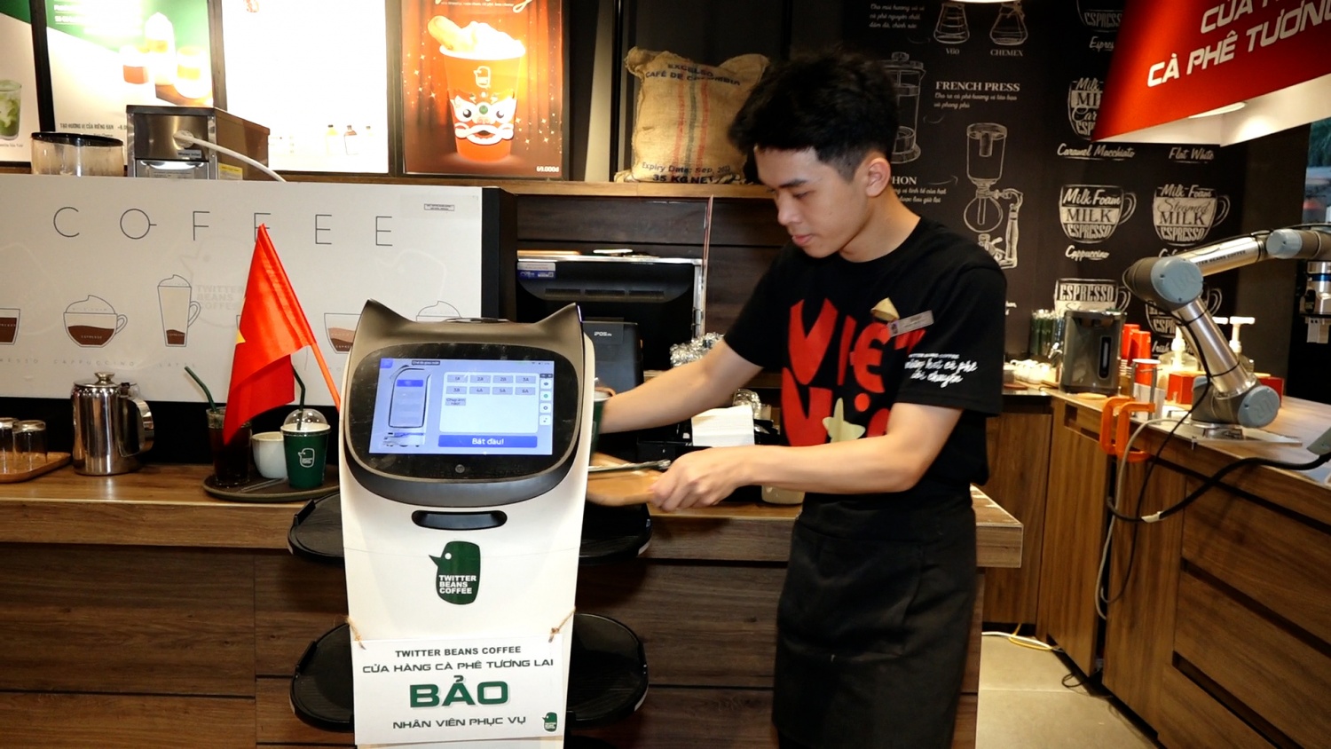 Độc đáo quán cà phê dùng robot phục vụ tại Hà Nội Hà Nội: Khách hàng thích thú khi được robot phục vụ đồ uống, chụp ảnh check-in