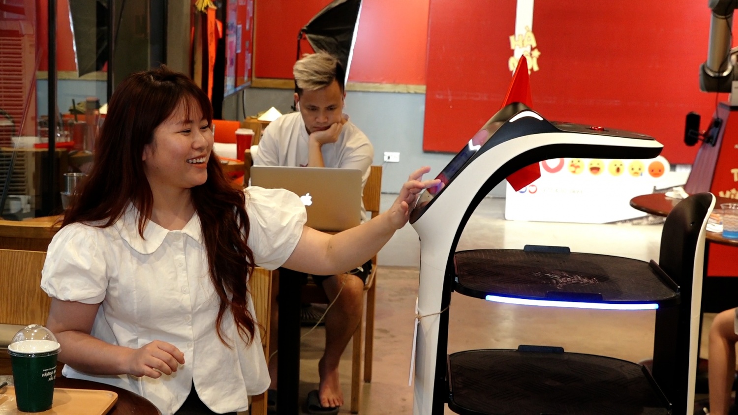 Độc đáo quán cà phê dùng robot phục vụ tại Hà Nội Hà Nội: Khách hàng thích thú khi được robot phục vụ đồ uống, chụp ảnh check-in