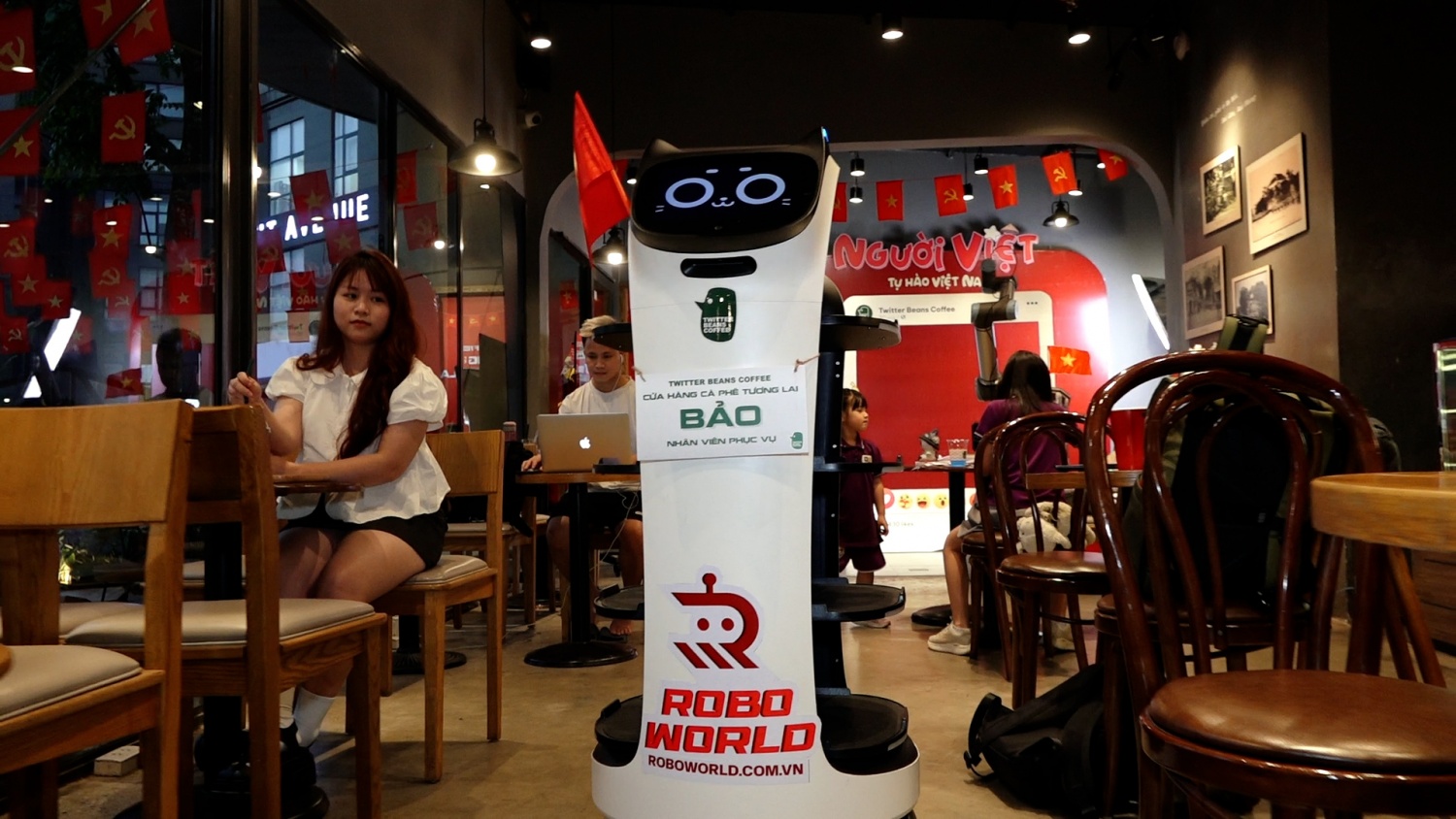 Độc đáo quán cà phê dùng robot phục vụ tại Hà Nội Hà Nội: Khách hàng thích thú khi được robot phục vụ đồ uống, chụp ảnh check-in