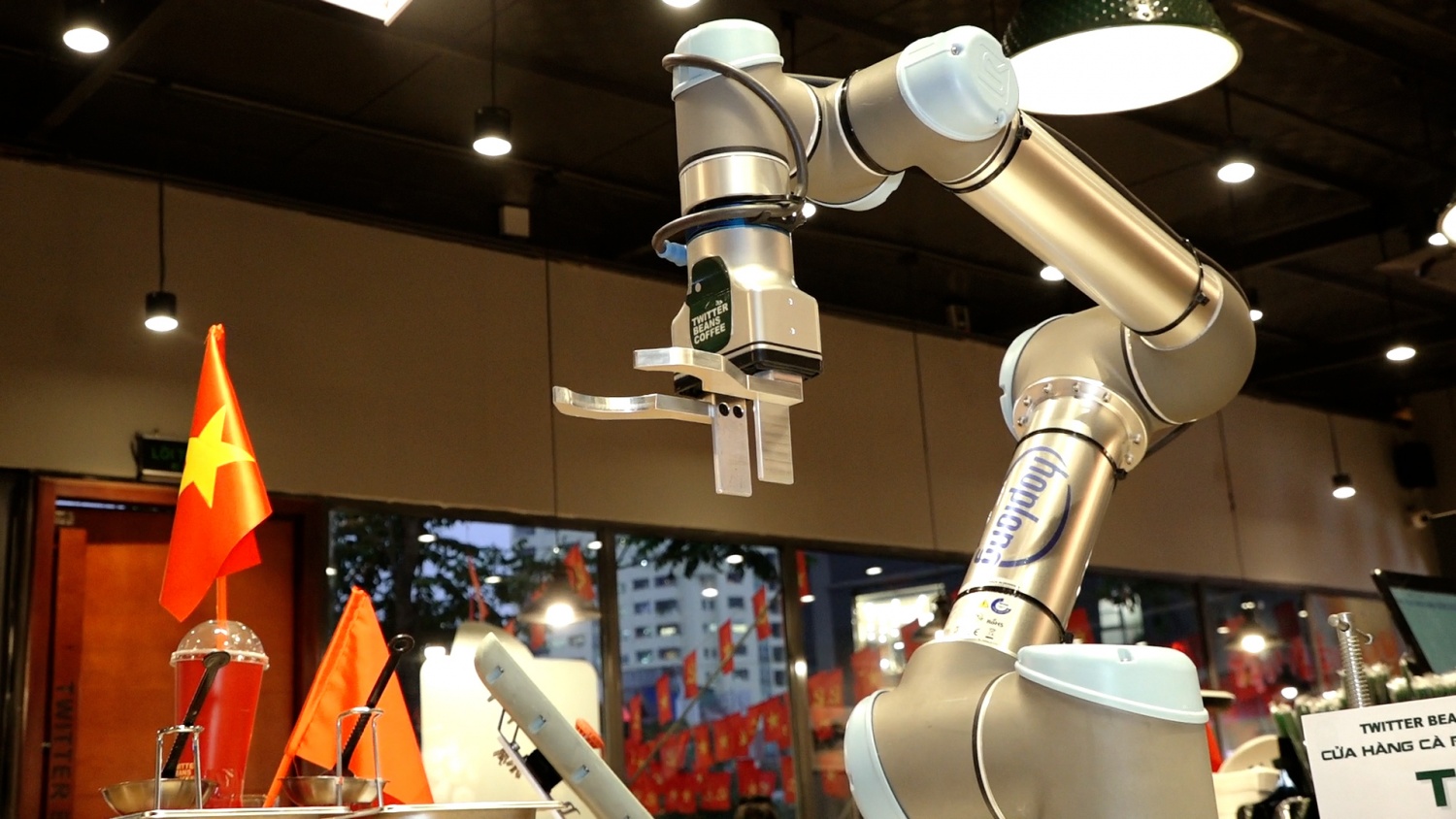 Độc đáo quán cà phê dùng robot phục vụ tại Hà Nội Hà Nội: Khách hàng thích thú khi được robot phục vụ đồ uống, chụp ảnh check-in