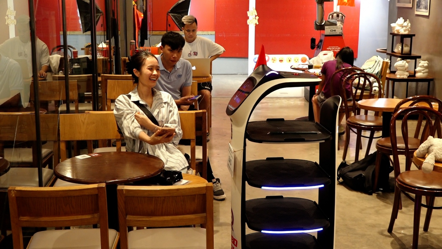 Độc đáo quán cà phê dùng robot phục vụ tại Hà Nội Hà Nội: Khách hàng thích thú khi được robot phục vụ đồ uống, chụp ảnh check-in