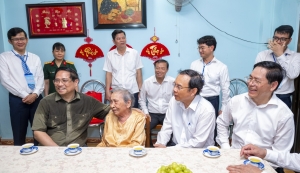 Thủ tướng Phạm Minh Chính thăm, tặng quà người có công tại Côn Đảo
