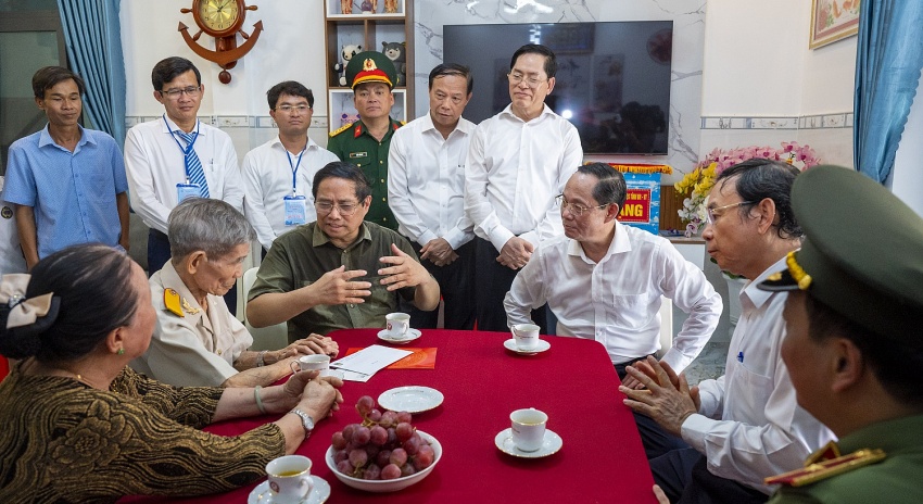 Thủ tướng Phạm Minh Chính thăm, tặng quà người có công tại Côn Đảo