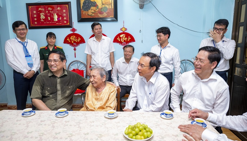 Thủ tướng Phạm Minh Chính thăm, tặng quà người có công tại Côn Đảo