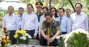Thủ tướng dâng hương tưởng niệm các anh hùng liệt sĩ tại Côn Đảo