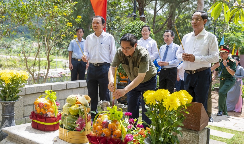 Thủ tướng dâng hương tưởng niệm các anh hùng liệt sĩ tại Côn Đảo