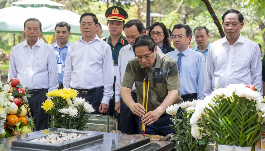 Thủ tướng dâng hương tưởng niệm các anh hùng liệt sĩ tại Côn Đảo