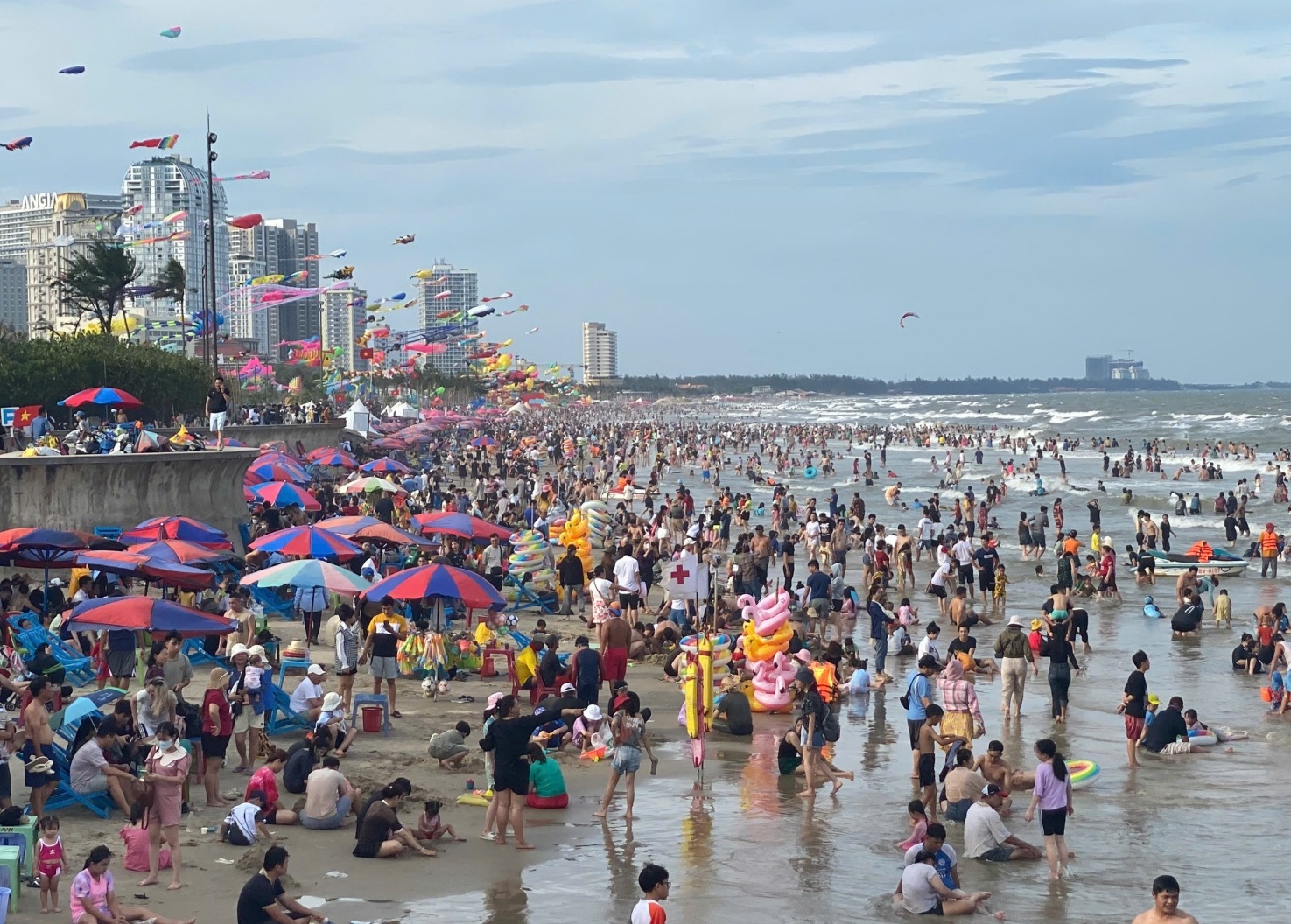 Bà Rịa - Vũng Tàu bùng nổ du lịch dịp lễ: Hơn 850.000 lượt khách, doanh thu “khủng” hơn 660 tỉ đồng