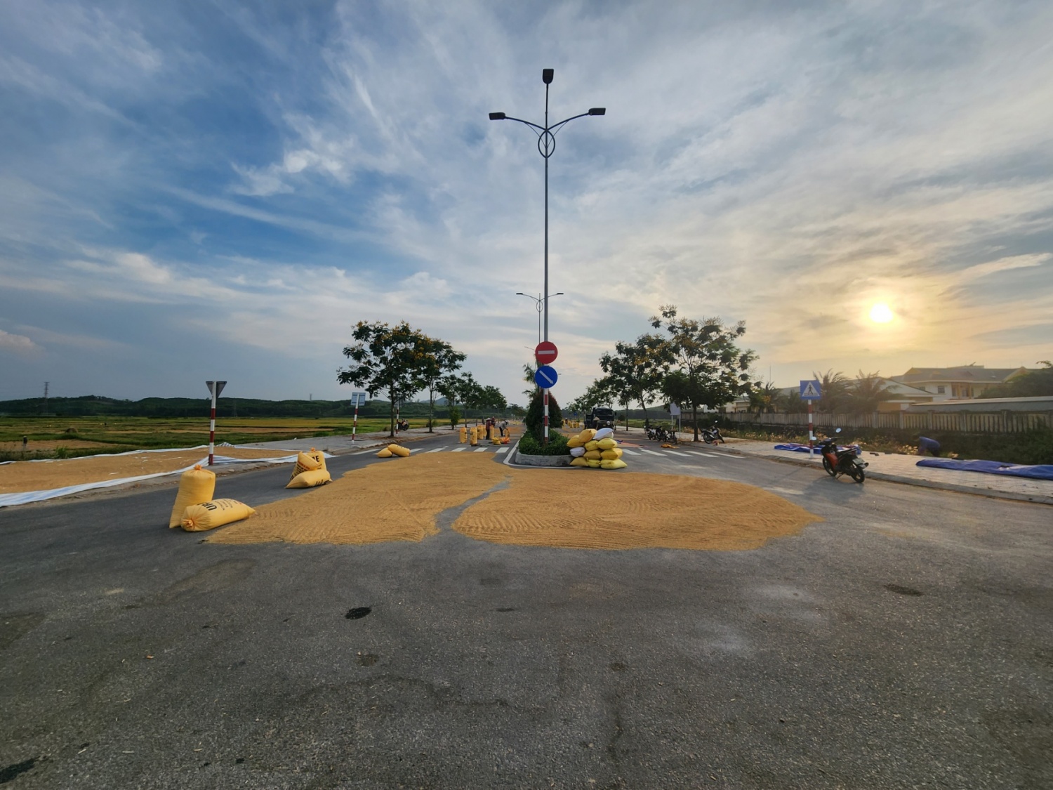 Quảng Ngãi: Tuyến đường hơn 30 tỷ thành... nơi phơi lúa