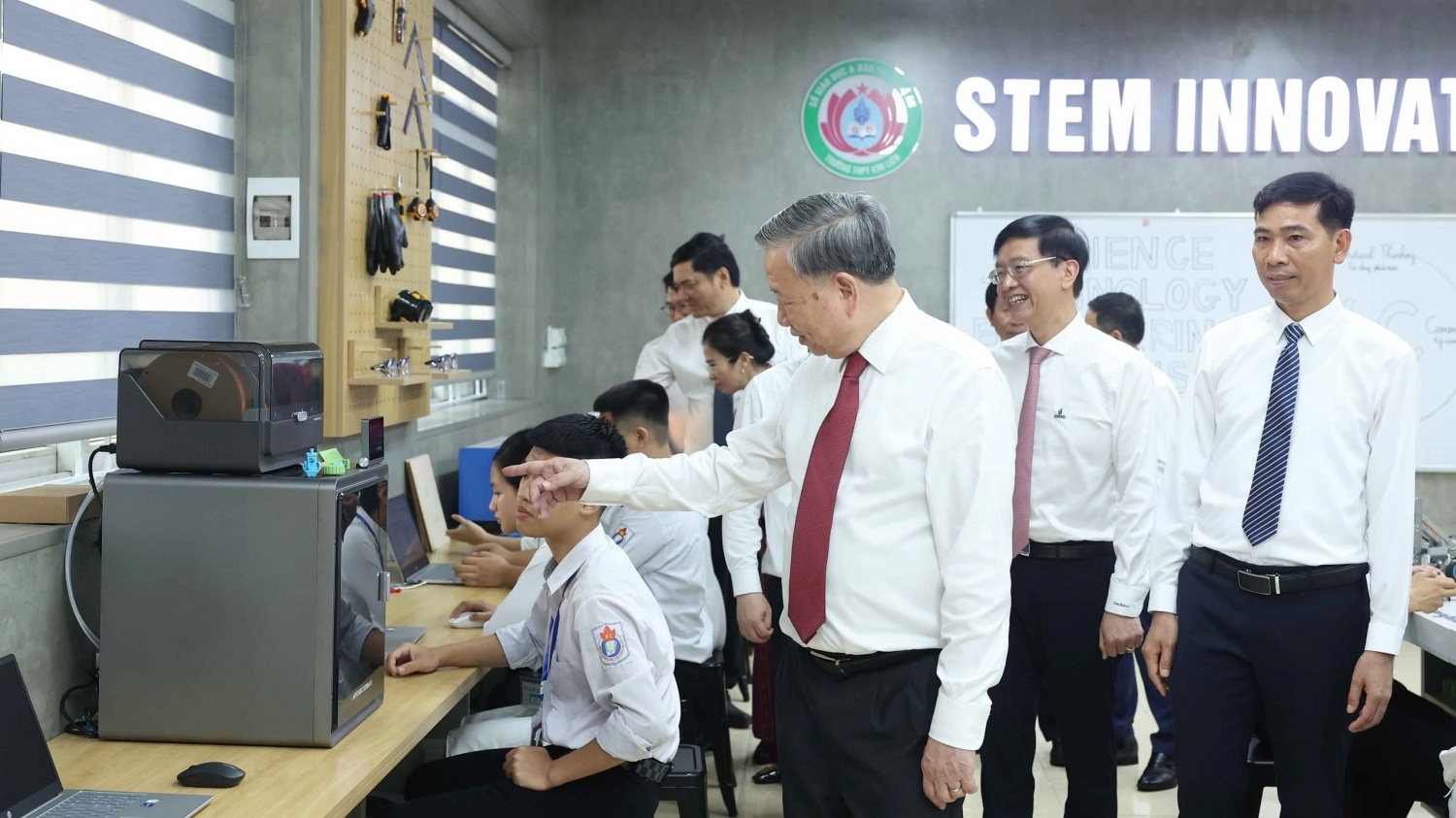 Tổng Bí thư Tô Lâm trao tặng phòng học STEM cho Trường THPT Kim Liên, Nghệ An