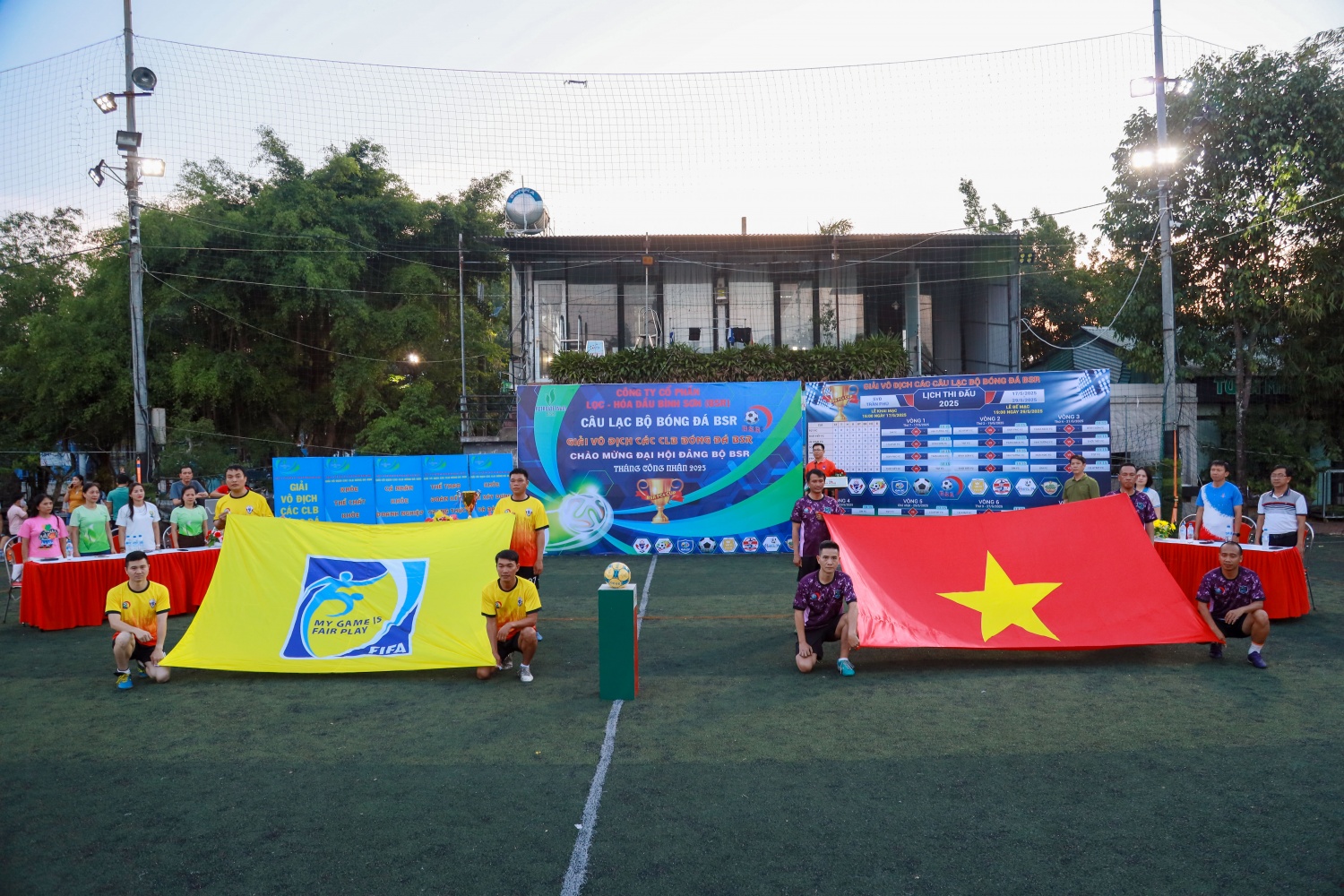 Toàn thể Ban Tổ chức và các cầu thủ thực hiện nghi thức chào cờ tại chương trình khai mạc Giải vô địch CLB Bóng đá BSR năm 2025. Toàn thể Ban Tổ chức và các cầu thủ thực hiện nghi thức chào cờ tại chương trình khai mạc Giải vô địch CLB Bóng đá BSR năm 2025.