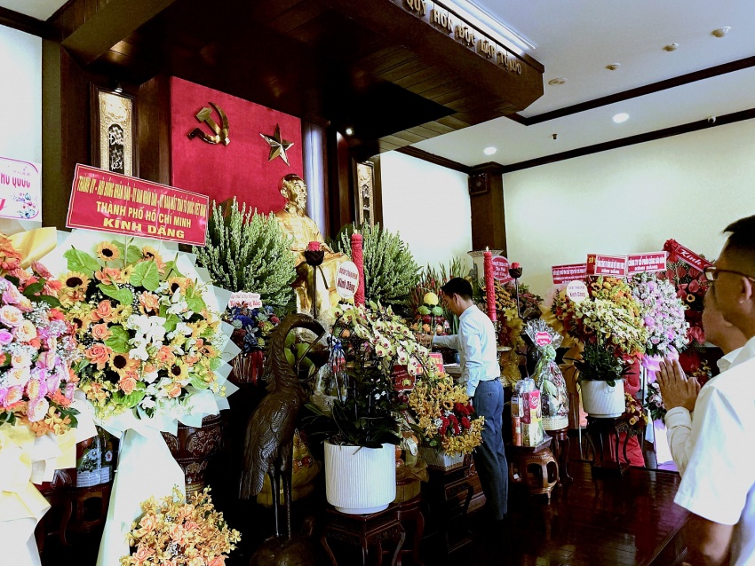 PQPOC dâng hương Chủ tịch Hồ Chí Minh nhân dịp kỷ niệm 135 năm ngày sinh nhật Bác PQPOC dâng hương Chủ tịch Hồ Chí Minh nhân dịp kỷ niệm 135 năm ngày sinh nhật Bác