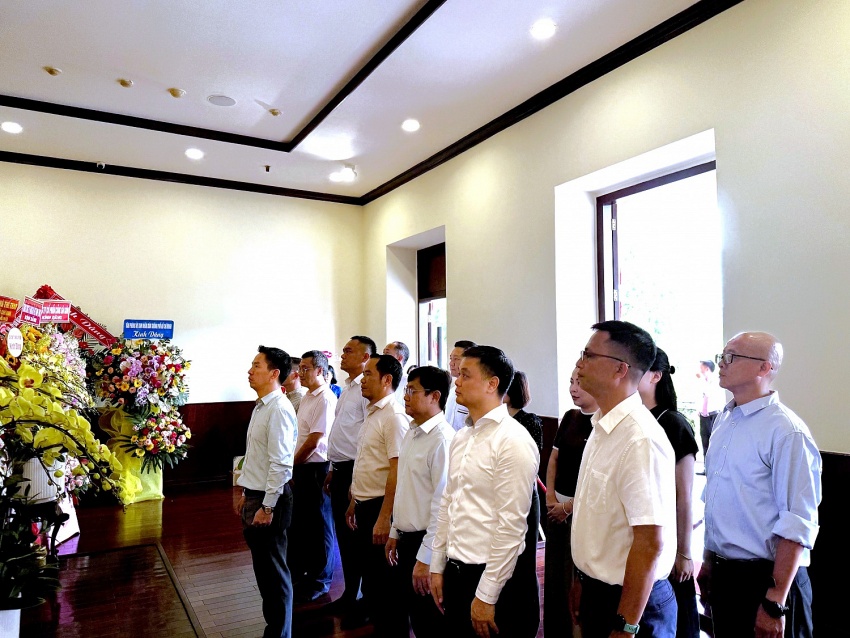 PQPOC dâng hương Chủ tịch Hồ Chí Minh nhân dịp kỷ niệm 135 năm ngày sinh nhật Bác PQPOC dâng hương Chủ tịch Hồ Chí Minh nhân dịp kỷ niệm 135 năm ngày sinh nhật Bác