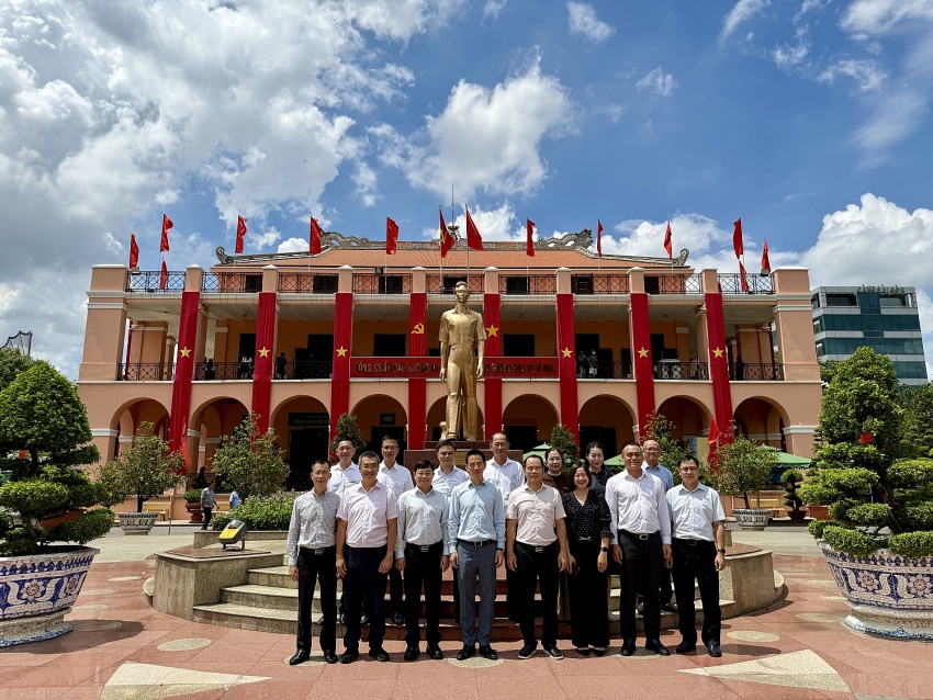 PQPOC dâng hương Chủ tịch Hồ Chí Minh nhân dịp kỷ niệm 135 năm ngày sinh nhật Bác PQPOC dâng hương Chủ tịch Hồ Chí Minh nhân dịp kỷ niệm 135 năm ngày sinh nhật Bác