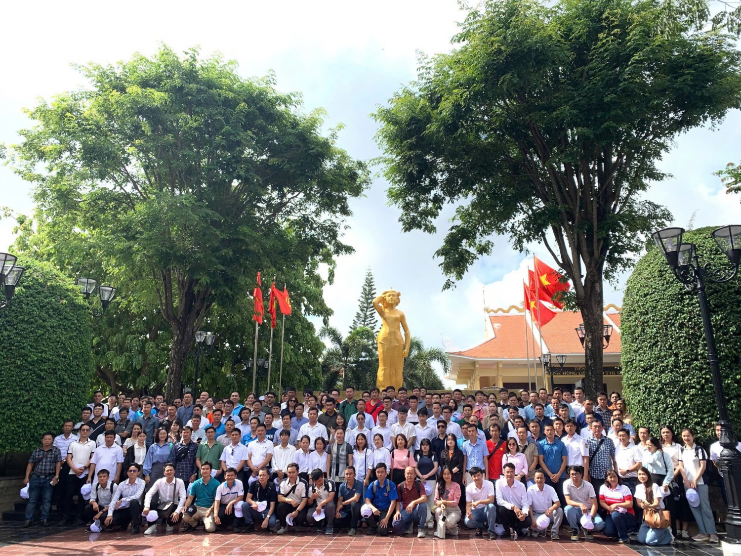 Hành trình về nguồn tại Nhà tưởng niệm và Tượng đài nữ Anh hùng Liệt sĩ Võ Thị Sáu