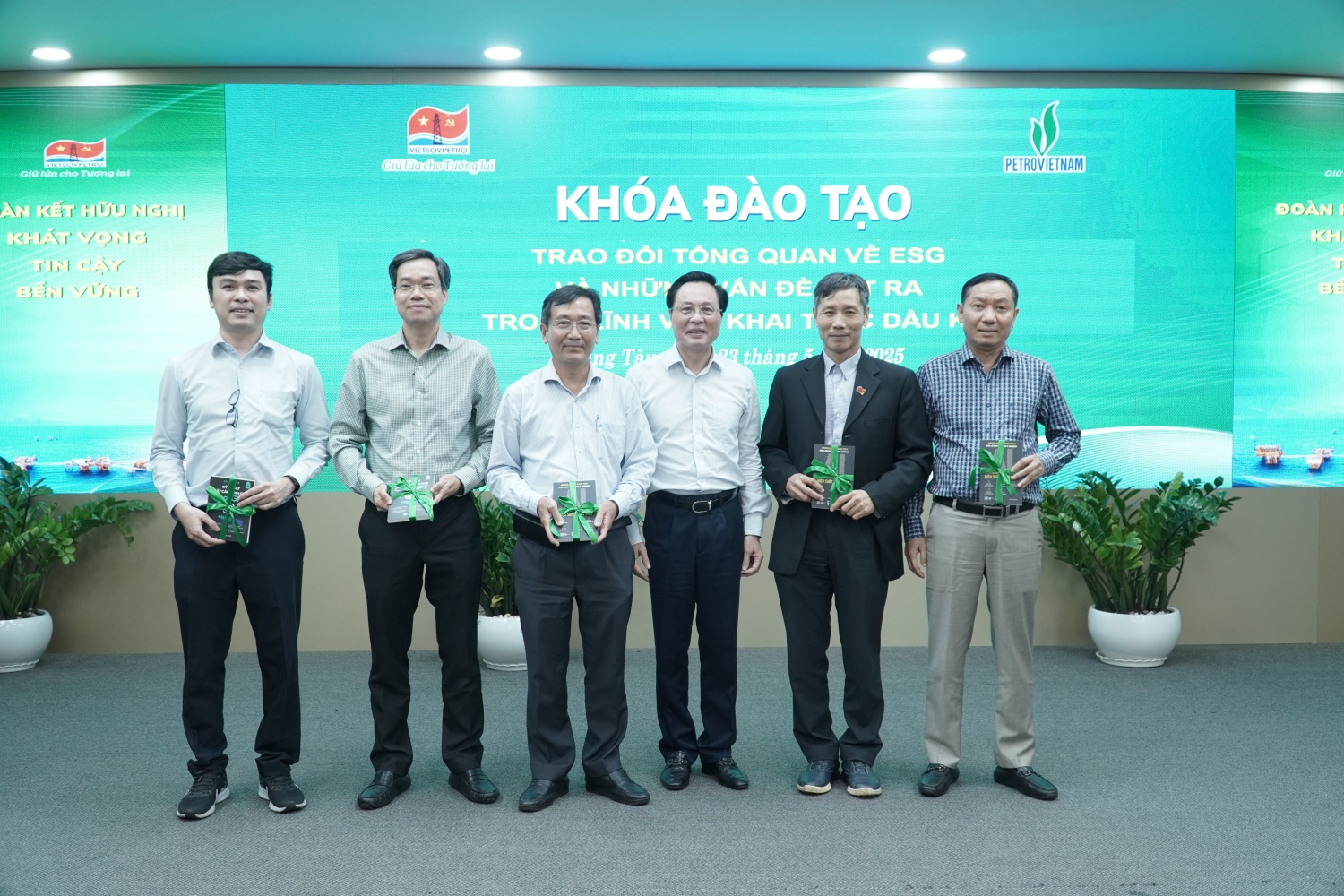Vietsovpetro tổ chức khóa đào tạo về ESG trong lĩnh vực khai thác dầu khí