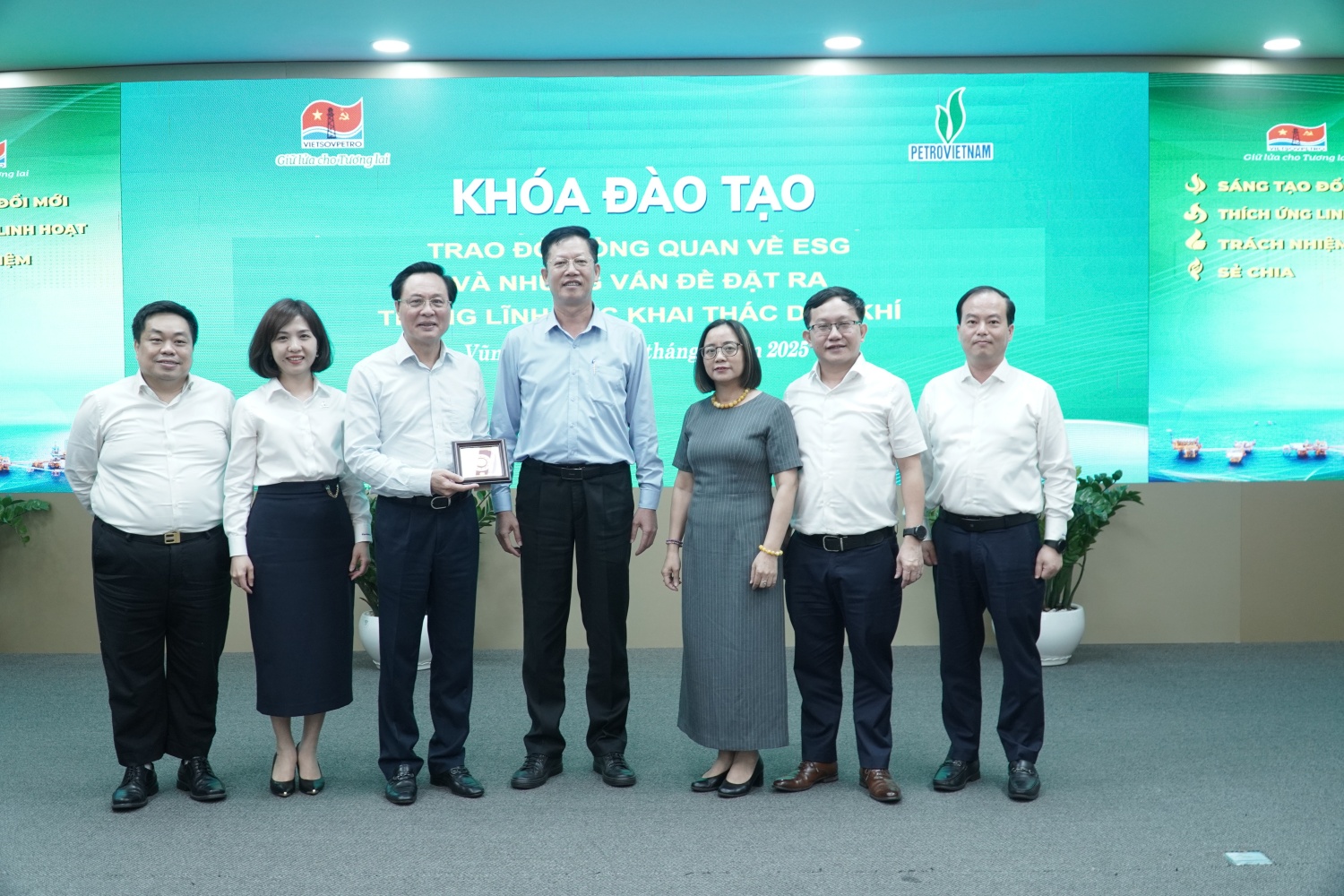 Vietsovpetro tổ chức khóa đào tạo về ESG trong lĩnh vực khai thác dầu khí