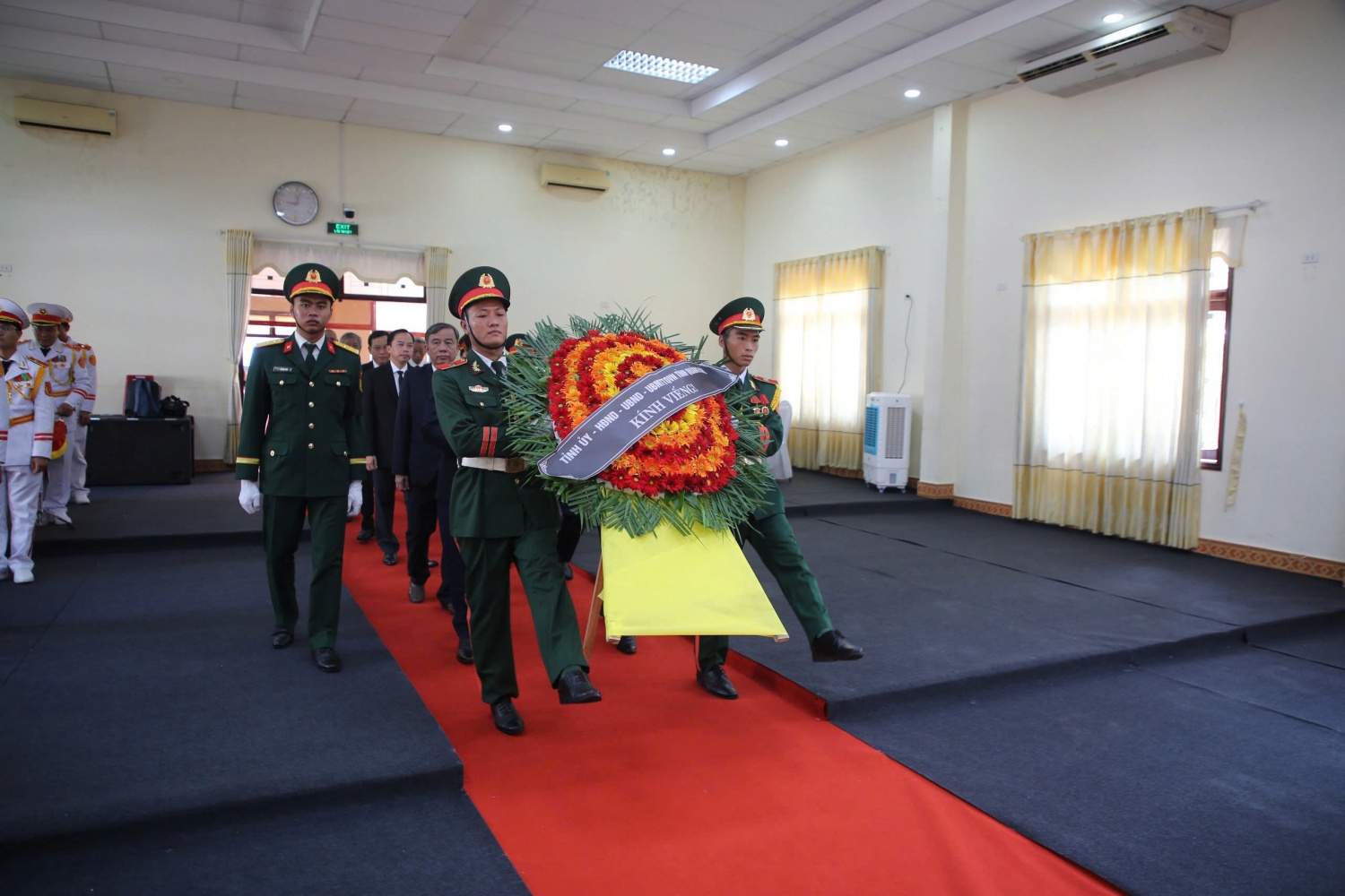 Đoàn của Tỉnh ủy, UBND, Ủy ban MTTQ Việt Nam tỉnh Quảng Nam do Ủy viên dự khuyết Trung ương Đảng, Bí thư Tỉnh ủy Lương Nguyễn Minh Triết làm trưởng đoàn vào viếng nguyên Chủ tịch nước Trần Đức Lương.