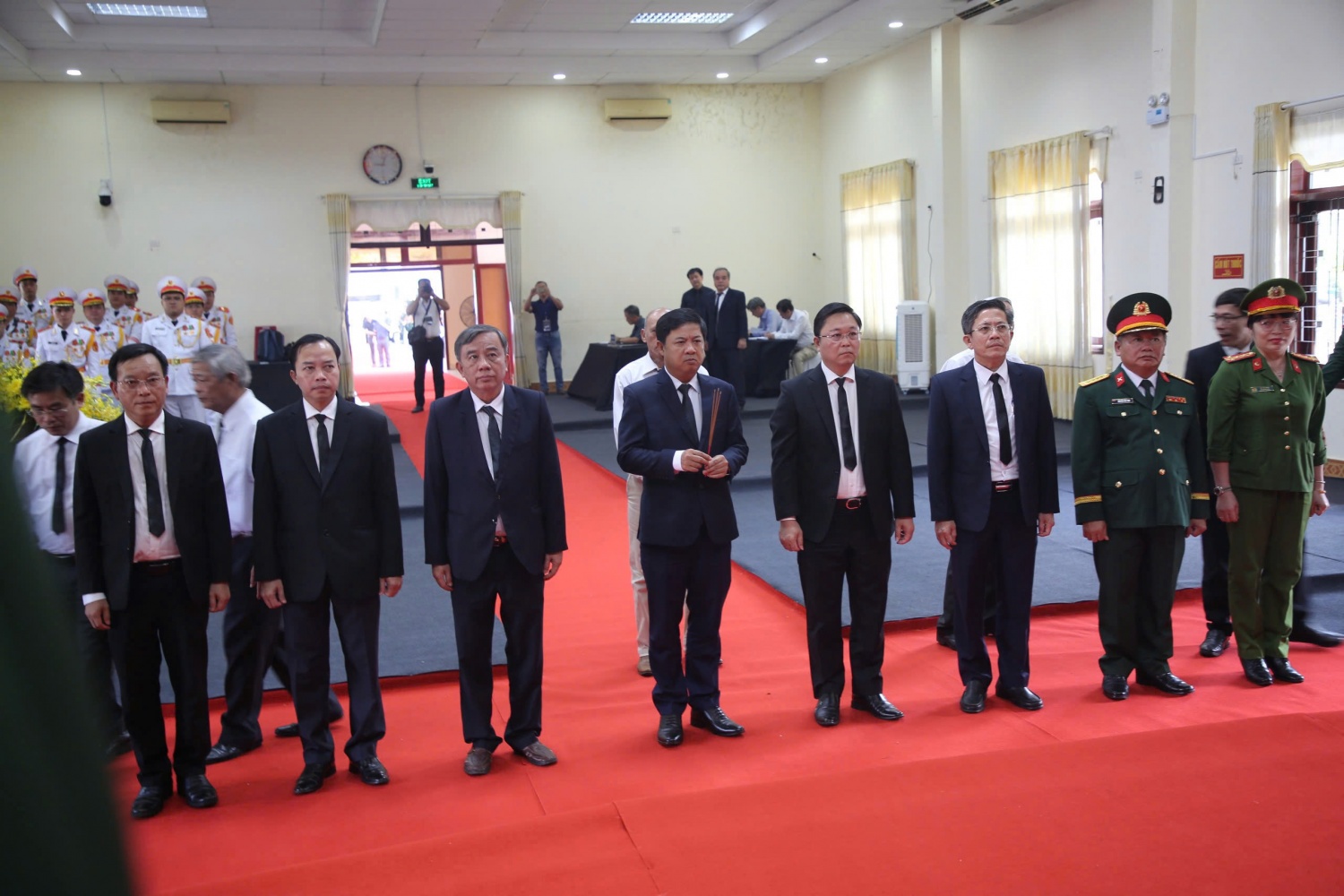 Đoàn của Tỉnh ủy, UBND, Ủy ban MTTQ Việt Nam tỉnh Quảng Nam do Ủy viên dự khuyết Trung ương Đảng, Bí thư Tỉnh ủy Lương Nguyễn Minh Triết làm trưởng đoàn vào viếng nguyên Chủ tịch nước Trần Đức Lương.