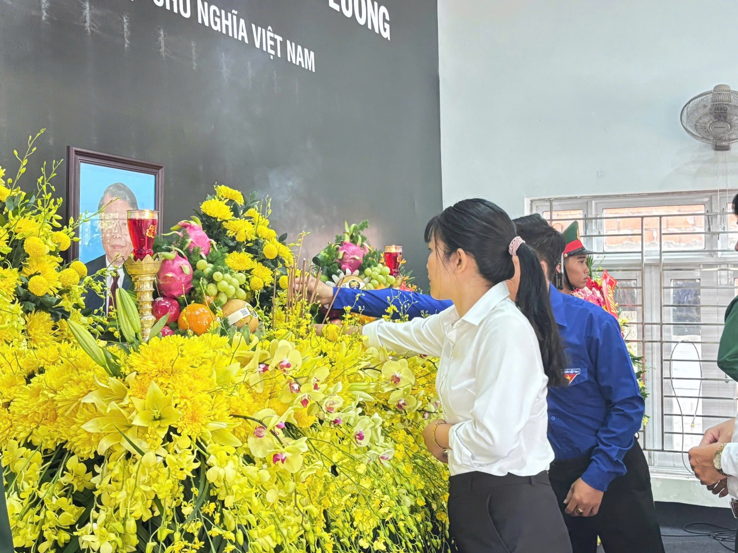 Người dân dâng hương tại Lễ tang nguyên Chủ tịch nước Trần Đức Lương.