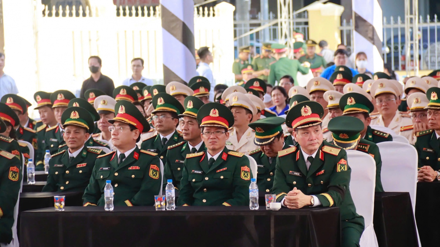 Đông đảo các cán bộ và người dân đến viêng hương nguyên Chủ tịch nước Trần Đức Lương.
