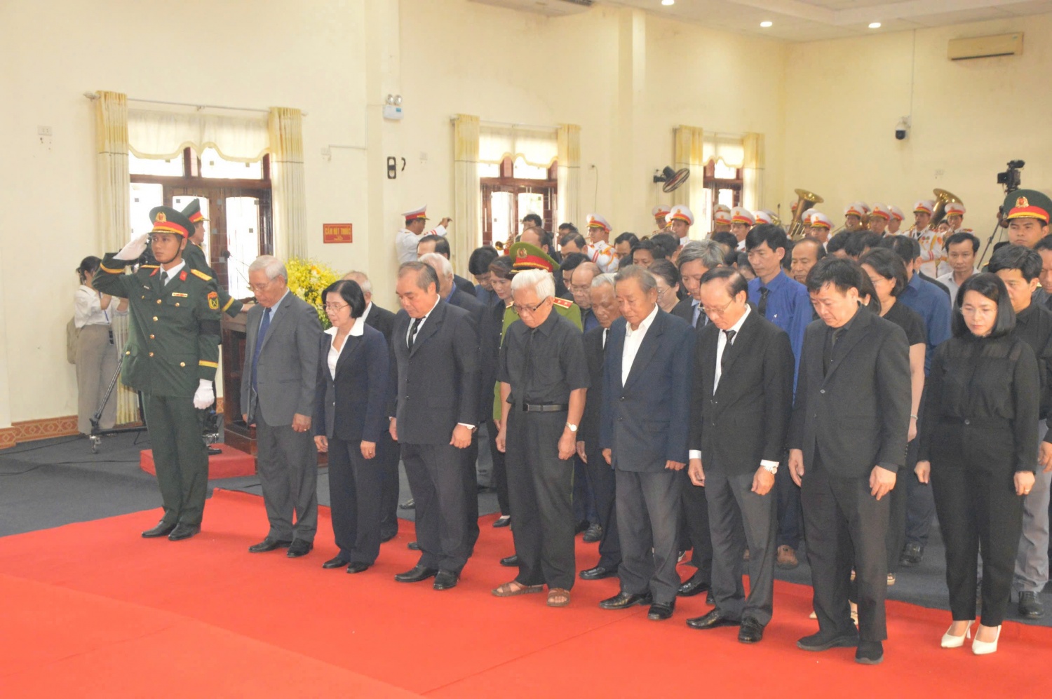 Đoàn Tỉnh ủy - UBND tỉnh Quảng Ngãi do ông Trần Hoàng Tuấn - Phó Chủ tịch Thường trực UBND tỉnh làm trưởng đoàn dâng vòng hoa viếng nguyên Chủ tịch nước Trần Đức Lương.
